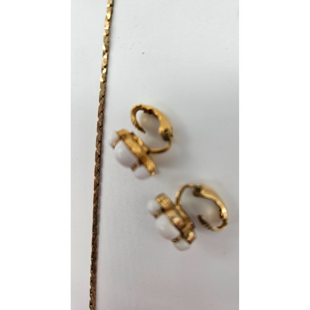 Vintage AVON Gold Tone White Ribbed Pendant Necklace and Clip On Earrings Set - Picture 5 of 12